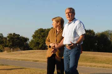 Διπλωματική λύση μέσω… κυρώσεων για το Ιράν προτείνουν Μπους – Μέρκελ