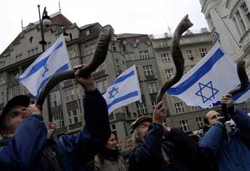 Διαδηλωτές συγκρούστηκαν με νεοναζί στην Πράγα