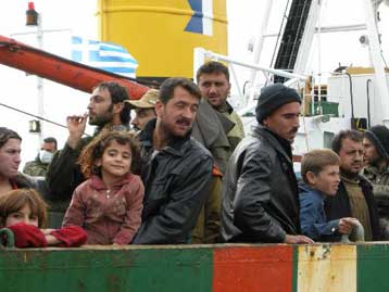 Σώοι οι 302 μετανάστες του τουρκικού πλοίου που έμεινε ακυβέρνητο