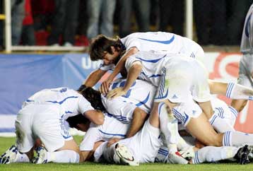 Το ντέρμπι έφερε τον Μάντζιο στην Εθνική, ο Ρεχάγκελ σπάει το ρεκόρ του Παναγούλια