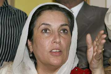 Με μποϊκοτάζ των εκλογών προειδοποιεί η Μπούτο εάν δεν αρθεί η έκτακτη ανάγκη