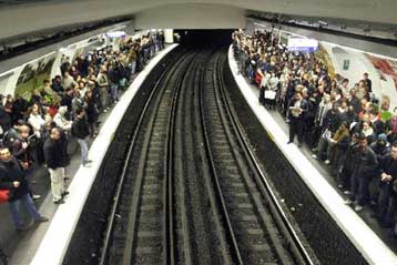 Σε θέση μάχης ξανά τα συνδικάτα στη Γαλλία κόντρα στη συνταξιοδοτική μεταρρύθμιση