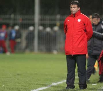 Εχθρός του Ολυμπιακού ο εαυτός του, είπε ο Λεμονής στους παίκτες του