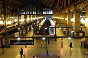 Παραλύει το σύστημα συγκοινωνιών στην Γαλλία από την απεργία των εργαζομένων