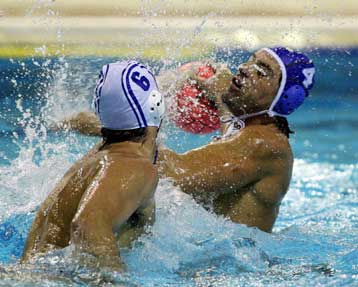 «Ερυθρόλευκο» το πειραϊκό ντέρμπι, δεύτερος ανέβηκε ο Πανιώνιος