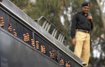 Συμφωνία για κυβέρνηση εθνικής ενότητας αναζητά η Μπούτο με κόμματα της αντιπολίτευσης