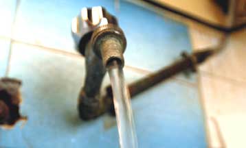 Νερό-δηλητήριο πίνουν οι μαθητές σε σχολεία της Θήβας