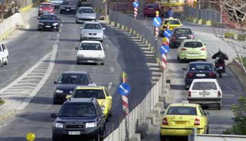 Ταλαιπωρία οδηγών στην παραλιακή λόγω καθίζησης του οδοστρώματος