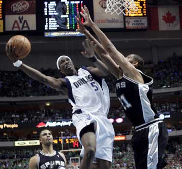 Με νίκες συνέχισαν την πορεία τους Μάβερικς και Σανς