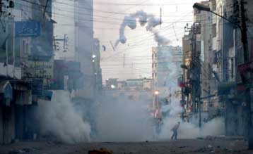 Ελεύθερη η Μπούτο, ενώ ο Τζ.Νεγκροπόντε βρίσκεται στο Πακιστάν για συνομιλίες