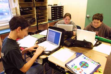 Πολίτες του Διαδικτύου τέσσερις στους δέκα Ελληνες