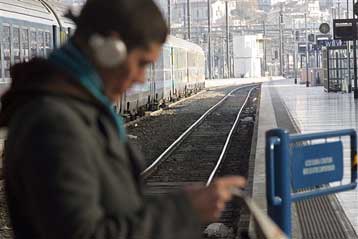 Επιμένουν τα προβλήματα στη Γαλλία, αν και η απεργία σταδιακά φθίνει