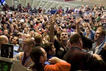 Σε θετικό έδαφος η Γουόλ Στριτ, σε αρνητικό τα ευρωπαϊκά χρηματιστήρια