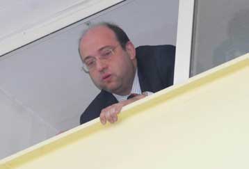 Ο Μπογονικολός σκέφτεται να αποχωρήσει και να αποκαλύψει