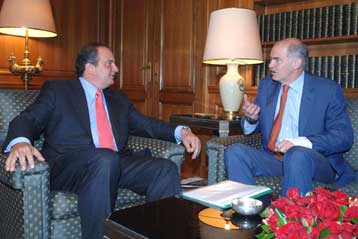 Δυσπιστία των ψηφοφόρων για τα δύο μεγάλα κόμματα προκύπτει από έρευνα