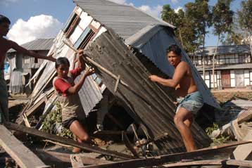 Φόβοι ότι μπορεί να εκτιναχθούν και στους 10.000 οι νεκροί στο Μπανγκλαντές
