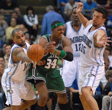 Τέλος στο αήττητο των Σέλτικς έβαλαν οι Μάτζικ με νίκη 104-102