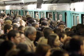 Συνεχίζονται για έκτη μέρα οι απεργίες στη Γαλλία, δοκιμάζοντας τις αντοχές των πολιτών