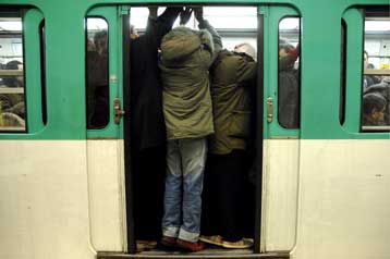 Επεκτείνεται σε όλο το Δημόσιο το απεργιακό κύμα στη Γαλλία