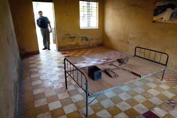 Ξεκίνησε η δίκη του επικεφαλής ανακριτή των Ερυθρών Χμερ στη Καμπότζη