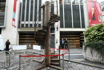 Τμήμα της σκάλας του πύργου του Αϊφελ απέκτησε ολλανδική ομάδα μπάσκετ