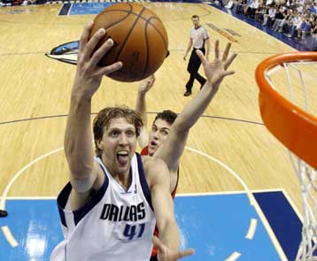 «Ξύπνησε» ο Νοβίτσκι και οι Μάβερικς πήραν τη νίκη επί των Ράπτορς με 105-99