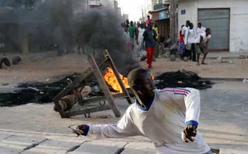 Ογκώδεις διαδηλώσεις και τα χειρότερα επεισόδια των τελευταίων ετών στη Σενεγάλη
