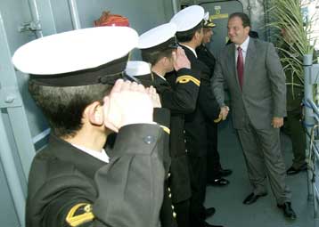 Μήνυμα Καραμανλή για το περιβάλλον κατά την επίσκεψη στο Κέντρο Νεοσυλλέκτων Ναυτικού