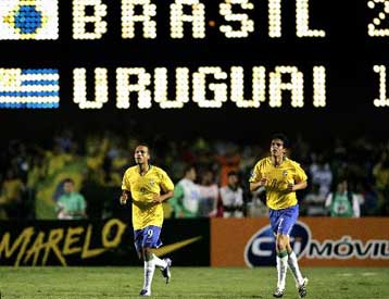 Νίκησε αλλά αποδοκιμάστηκε η Βραζιλία, 2-1 την Ουρουγουάη