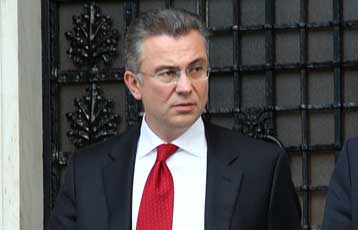 Κάνει πίσω η κυβέρνηση για τα περί «προνομιούχων δημοσιογράφων»