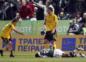 Μία αγωνιστική στον Δέλλα για την αποβολή στο ντέρμπι, ένταση στην εκδίκαση