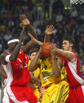 Δεν ήταν… επίσημα ντυμένος ο Αρης και έχασε από την Αρμάνι