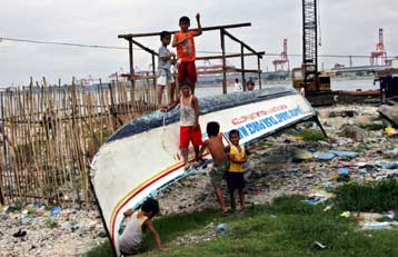 Συναγερμός στις Φιλιππίνες εξαιτίας επερχόμενου ισχυρού τυφώνα