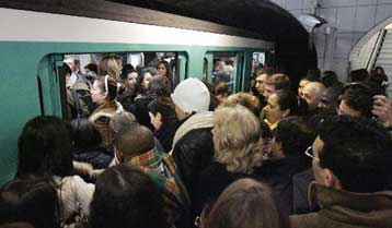 Σε κανονικούς ρυθμούς επιστρέφουν οι γαλλικές συγκοινωνίες και οι επιβάτες τους