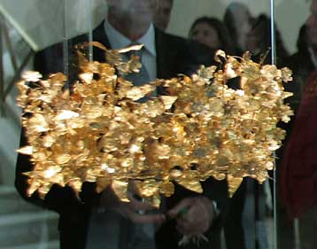 Στο Αρχαιολογικό Μουσείο Θεσσαλονίκης επέστρεψε το χρυσό μακεδονίτικο στεφάνι
