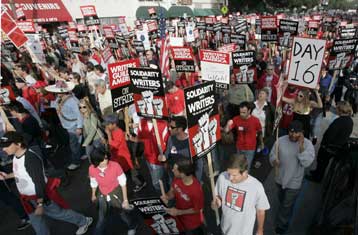 «Αφωνοι» οι αστέρες του Χόλιγουντ μπροστά στην απεργία των σεναριογράφων