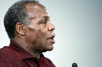 Φίλος του Τσάβες και πολέμιος του «ρατσιστή» Μπους δηλώνει ο Ντάνι Γκλόβερ