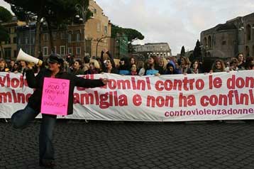 Διαδήλωση δεκάδων χιλιάδων «γυναικών για τις γυναίκες» κατά της βίας στη Ρώμη