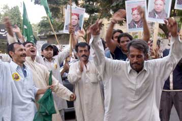 Επέστρεψε στο Πακιστάν ο πρώην πρωθυπουργός Ναουάζ Σαρίφ