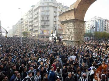 Πλήθος οπαδών στο συλλαλητήριο του ΠΑΟΚ με… αρχηγό τον Ζαγοράκη