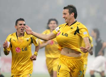 Η ΑΕΚ ξανά στην κορυφή χάρη στο… στραβοπάτημα του Παναθηναϊκού στη Λάρισα