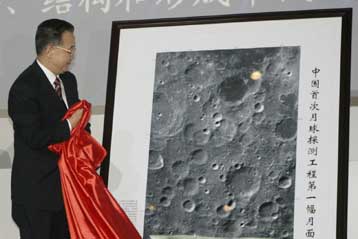 Εθνική υπερηφάνια στην Κίνα για τα πρώτα κοντινά της Σελήνης