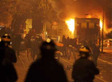 Συνεχίζονται οι ταραχές σε προάστιο του Παρισιού