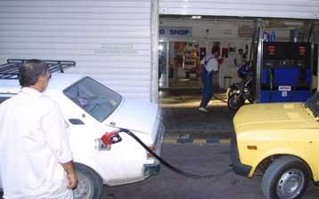 Ένα λεπτό φθηνότερη η μέση τιμή της αμόλυβδης βενζίνης