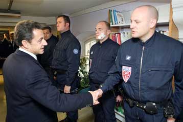 Προειδοποίηση στους ταραξίες στα παρισινά προάστια στέλνει ο Σαρκοζί