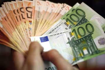 Επιμένει στα μετρητά η πλειονότητα των Ελλήνων για αγορές κάτω των 100 ευρώ