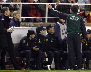 Στην εξέδρα έστειλε τον Βενγκέρ η πειθαρχική επιτροπή της UEFA