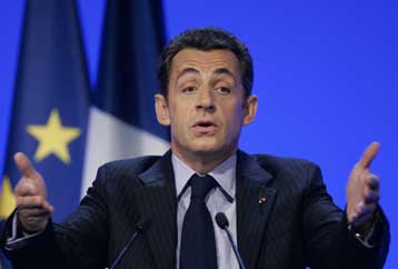 Πονοκέφαλο δημιουργούν στον Σαρκοζί ταραχές στα προάστια και απεργίες