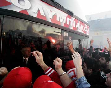 Αποθεωτική υποδοχή της αποστολής του Ολυμπιακού από οπαδούς