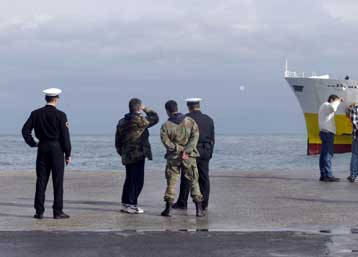 Ένταση και επεισόδια στο λιμάνι της Πάτρας μεταξύ μεταναστών και λιμενικών